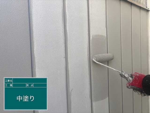 金属外壁の中塗り作業